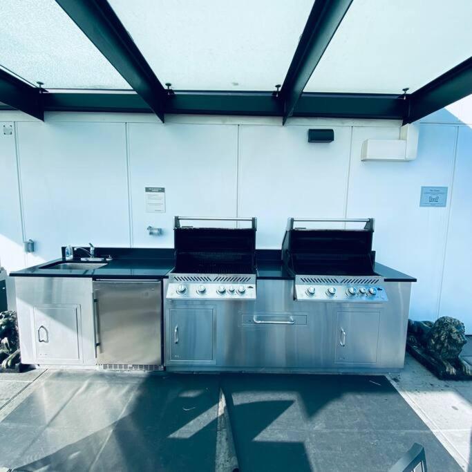 360º Rooftop Patio Views. Your-Home-Away-From-Home 北温哥华 外观 照片